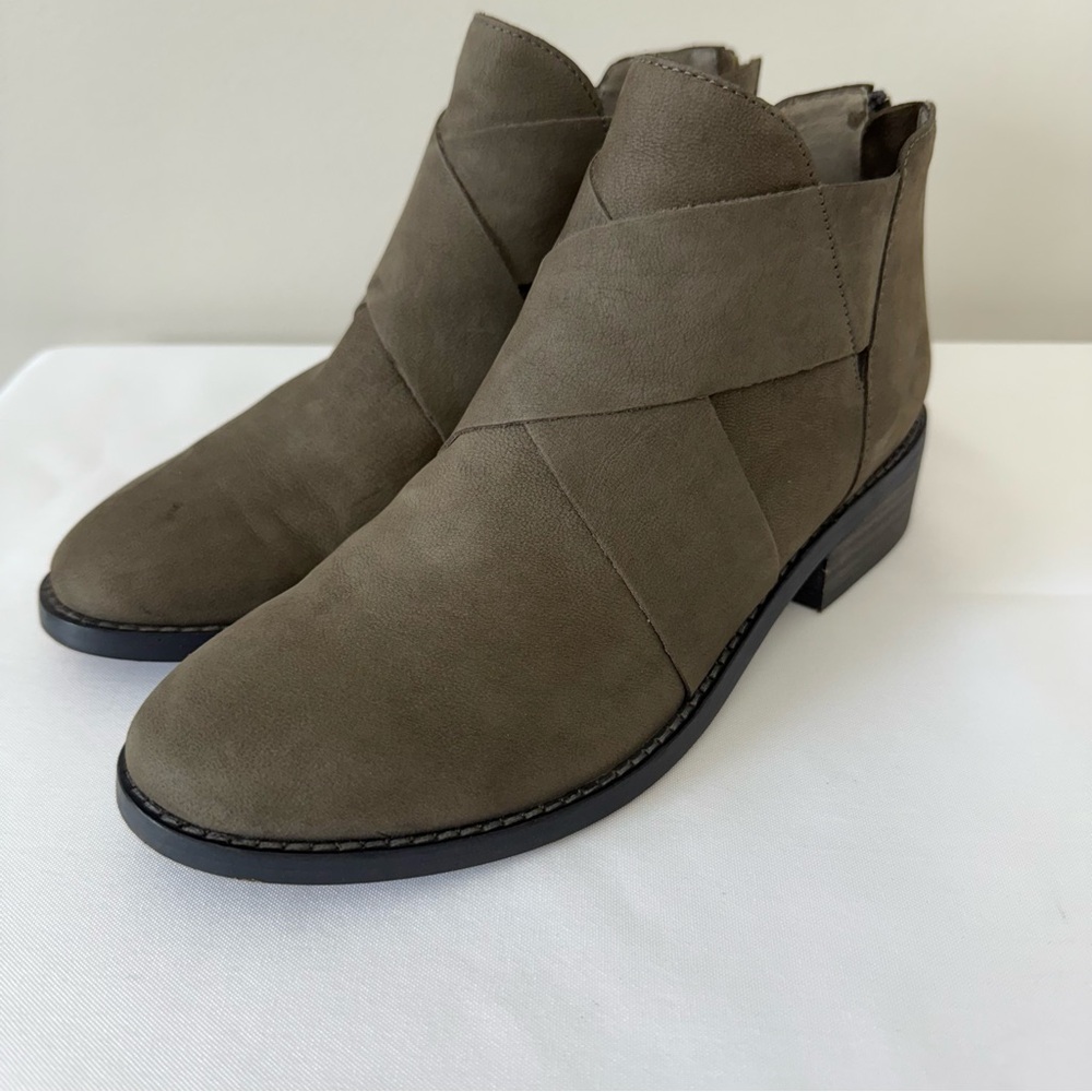 Eileen Fisher Vero Cuoio Taupe Olive Gray Suede Leather Ankle Boots Zip 6.5